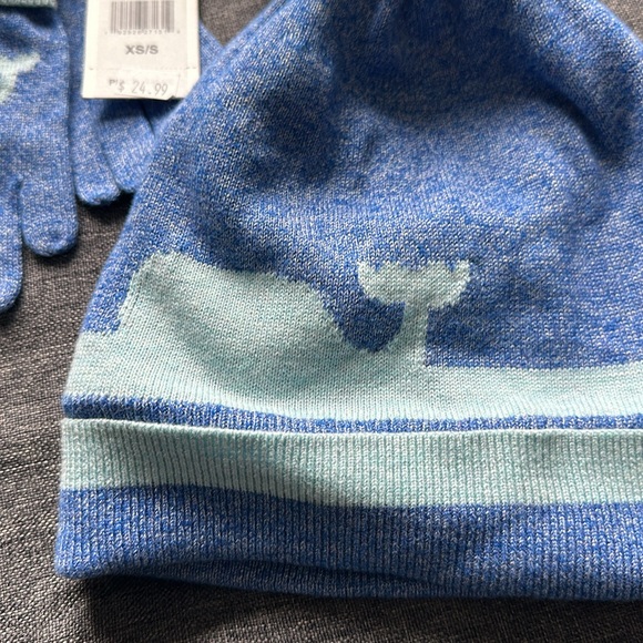 Vineyard vines matching hat and gloves - Picture 2 of 3